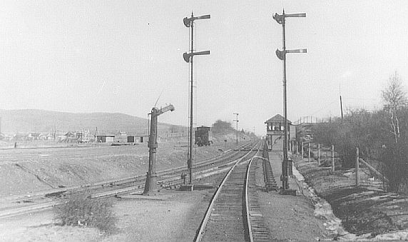 #009 control tower at east end of yard