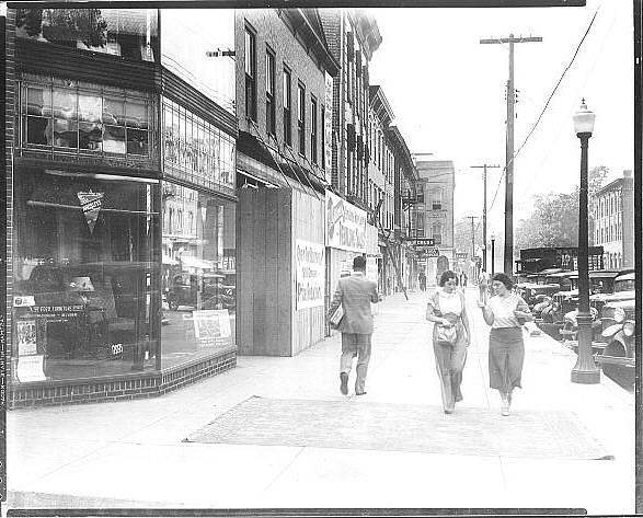 #31-ds: on sidewalk of e wash ave, looking west